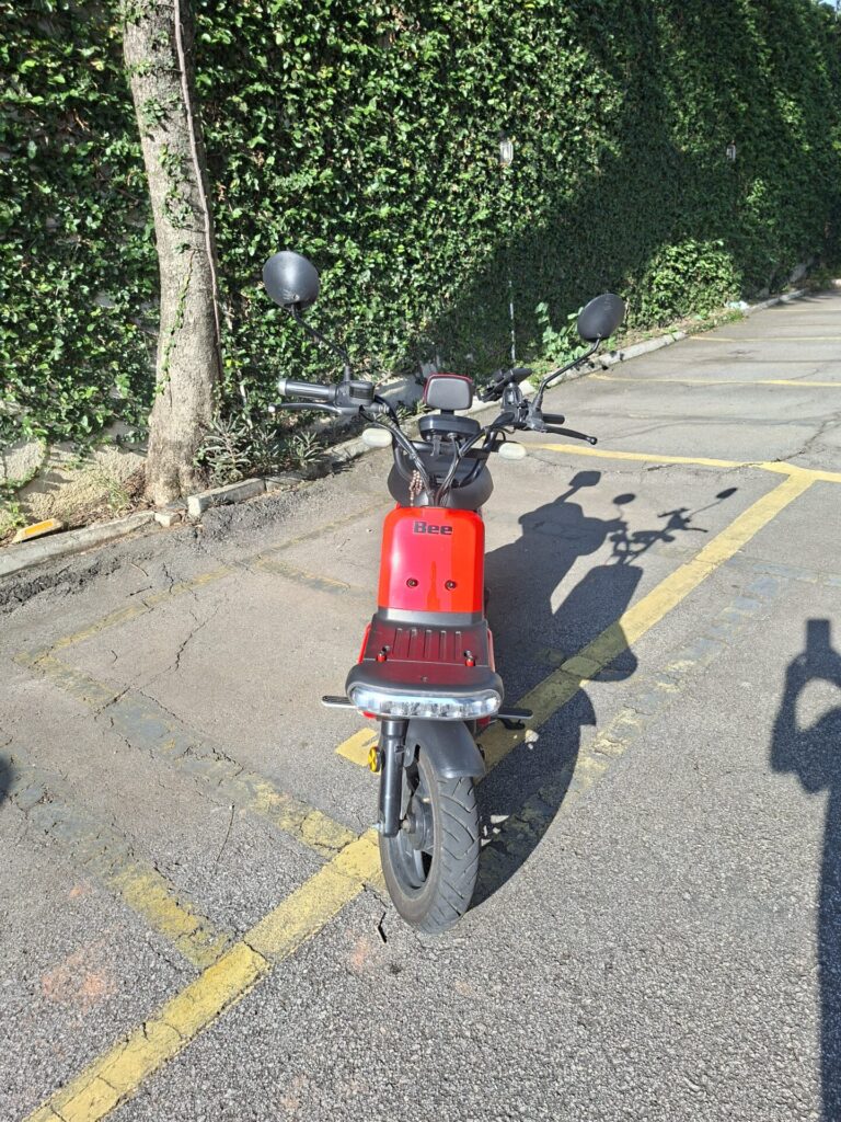 Scooter elétrica Bee modelo U1 2024