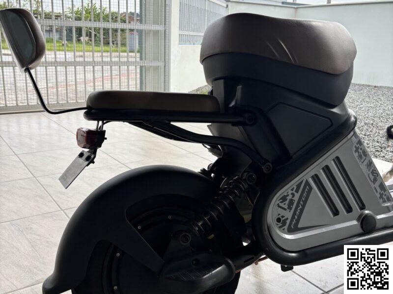 Modelo Klosh phantom 1000w, três modos de velocidade, alarme, chave e controle, freio a disco na frente. 1 ano de uso. Acompanha cadeirinha infantil.