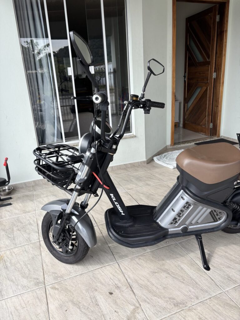 Modelo Klosh phantom 1000w, três modos de velocidade, alarme, chave e controle, freio a disco na frente. 1 ano de uso. Acompanha cadeirinha infantil.