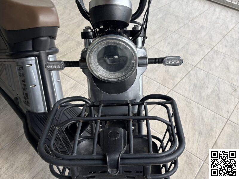 Modelo Klosh phantom 1000w, três modos de velocidade, alarme, chave e controle, freio a disco na frente. 1 ano de uso. Acompanha cadeirinha infantil.