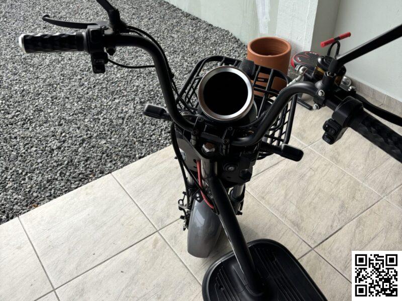 Modelo Klosh phantom 1000w, três modos de velocidade, alarme, chave e controle, freio a disco na frente. 1 ano de uso. Acompanha cadeirinha infantil.