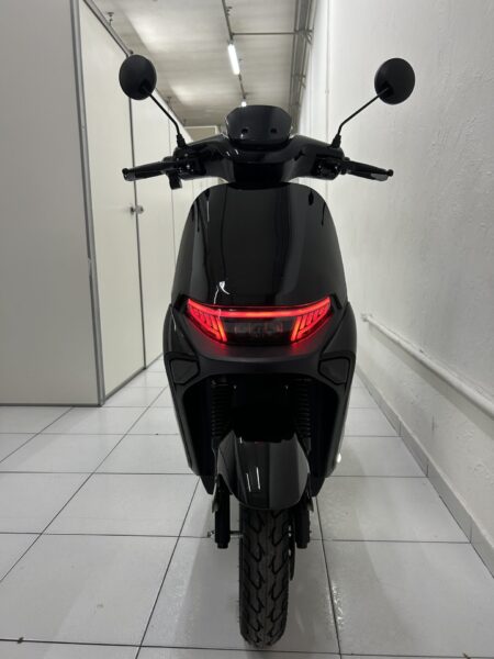 SCOOTER ELÉTRICA, ZERO 1.000W nas cores Preta e...
