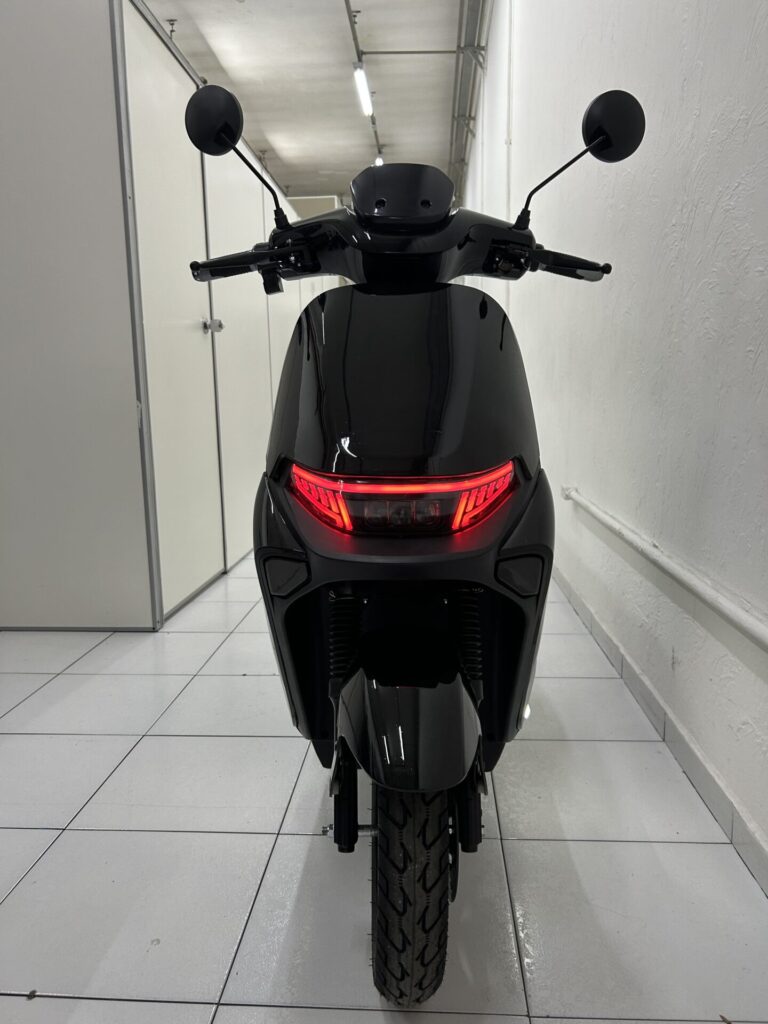 SCOOTER ELÉTRICA, ZERO 1.000W nas cores Preta e Branca