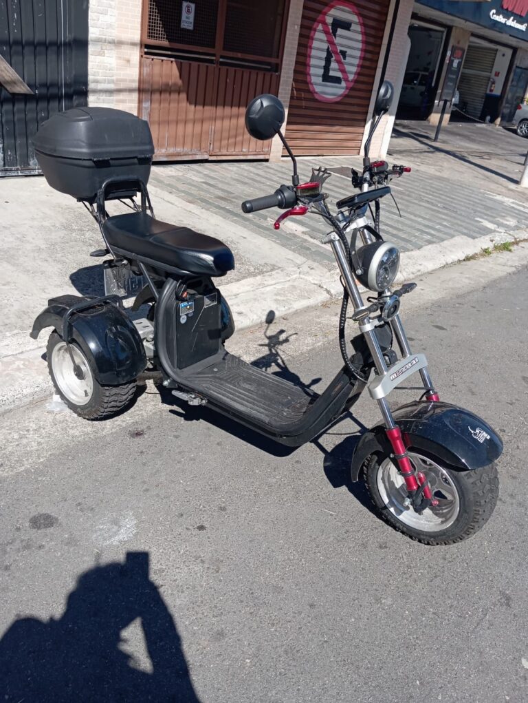 acionando diretamente por um botão no guidão. MARCHA A RÉ INTEGRADA - acionada diretamente por um botão no guidão.