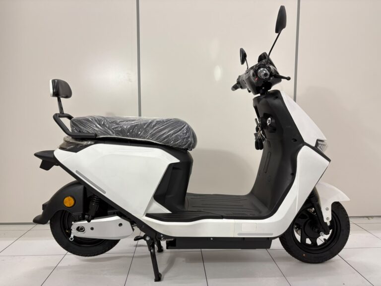 Scooter Elétrica Design Futurista – Zero Km / Nova! Veículo elétrico moderno, com visual super atual, confortável e ideal para o dia a dia, mobilidade urbana ou lazer. Praticamente zero, pronta para rodar! Principais Características e Diferenciais: Painel