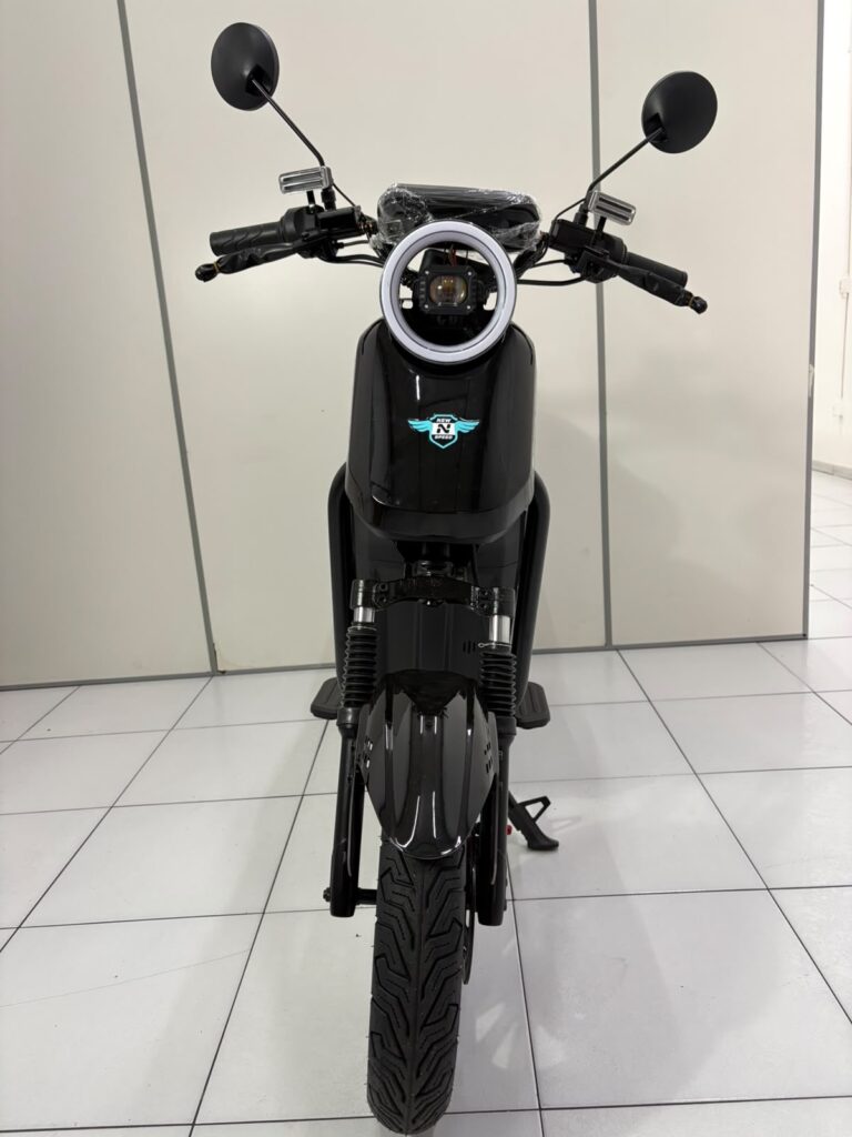 Scooter Elétrica New Speed – Zero Km / Nova!  Veículo elétrico moderno, confortável e ideal para o dia a dia, mobilidade urbana ou lazer. Praticamente zero, pronta para rodar! Principais Características e Diferenciais: Painel Digital Completo: Mostrador
